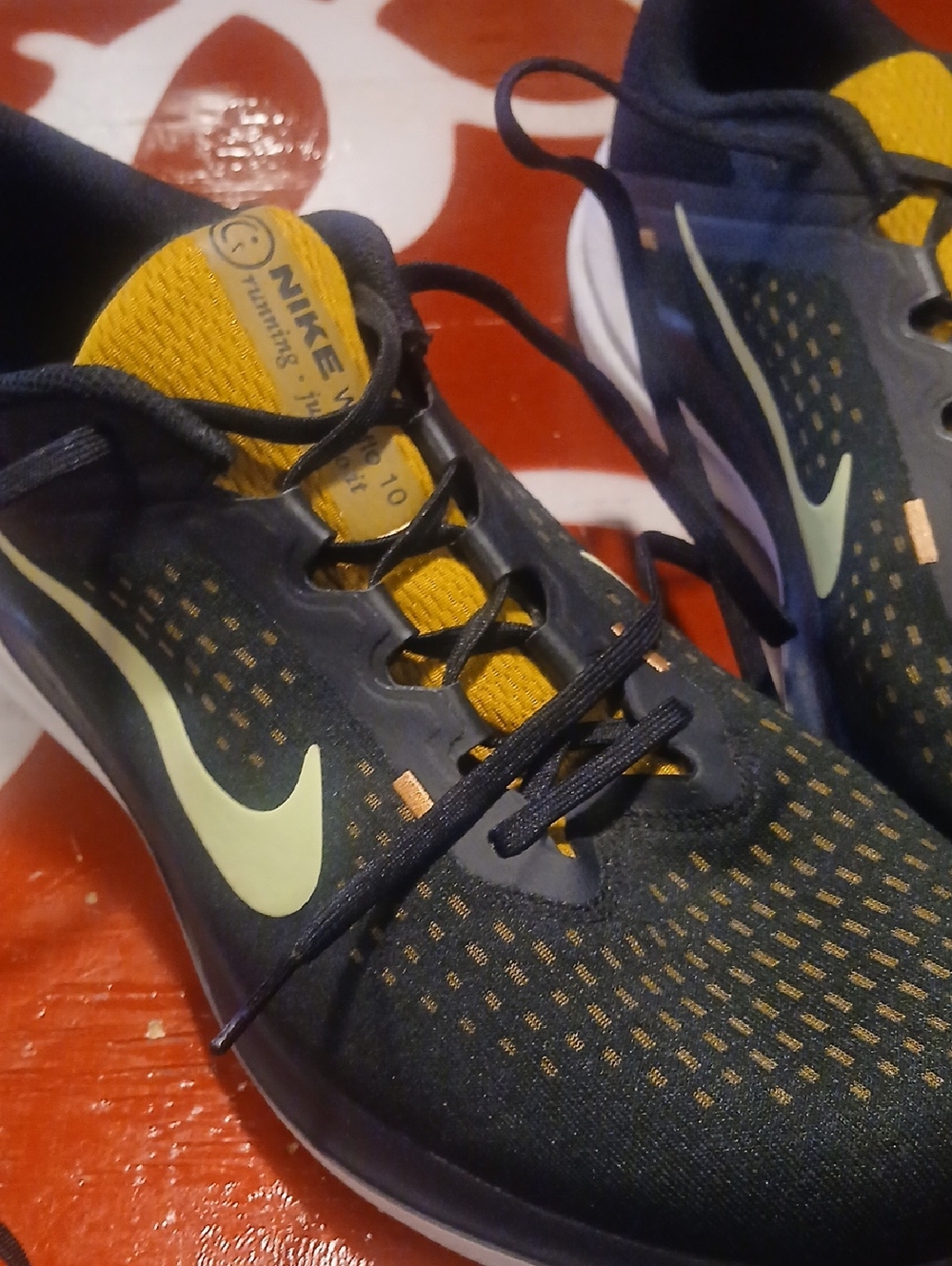 Mens Size 11  Nike Winflo 10 Running Shoes - Picture 2 of 8